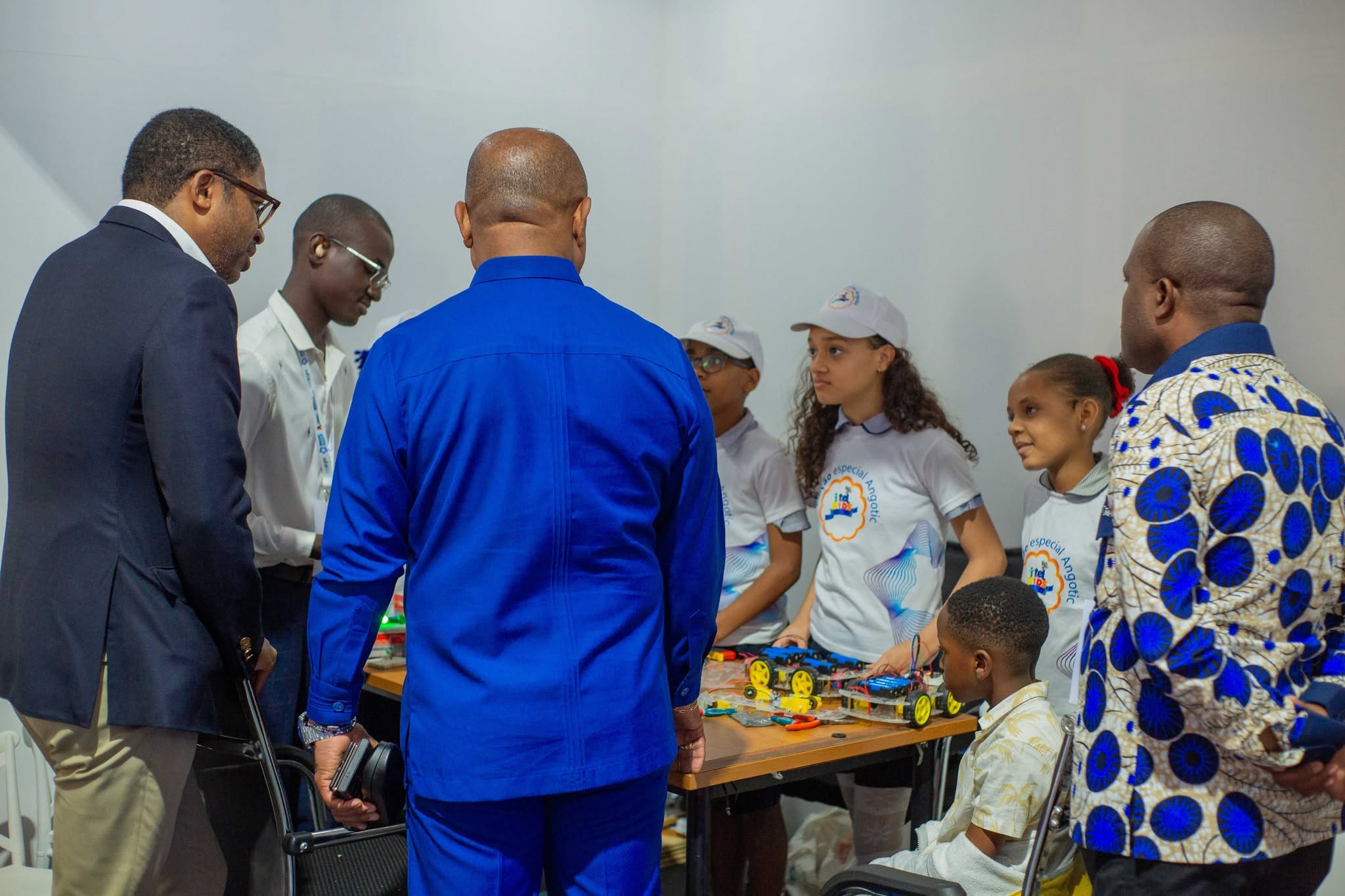PRIMEIRA-DAMA E ALTAS FIGURAS DO GOVERNO RENDIDAS À INOVAÇÃO DA KID ZONE DO ITEL